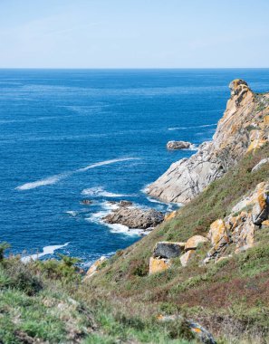 Deniz ve dağlarla kaplı bir manzara.