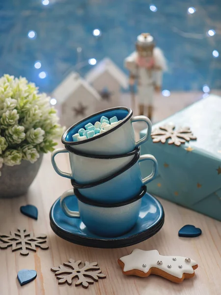 측면의 형태로 아름다운 크리스마스 조명과 소박한 배경에 마시멜로우와 에나멜을 커피도 스톡 이미지