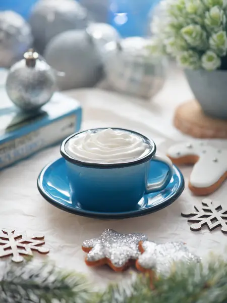 측면의 형태로 아름다운 크리스마스 조명과 소박한 배경에 크림과 에나멜 커피도 로열티 프리 스톡 이미지