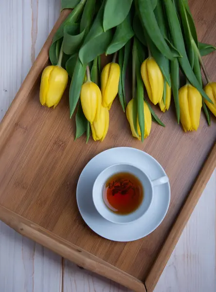 Sarı laleli beyaz kahve kupası. Metin veya tasarım için boşluk.