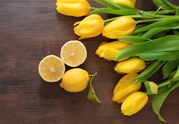 Tulipanes Amarillos Manzanas Verdes Limón Sobre Fondo Blanco —  Fotos de Stock