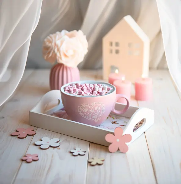 Una Gran Taza Rosa Delicioso Chocolate Caliente Con Malvaviscos Sobre —  Fotos de Stock