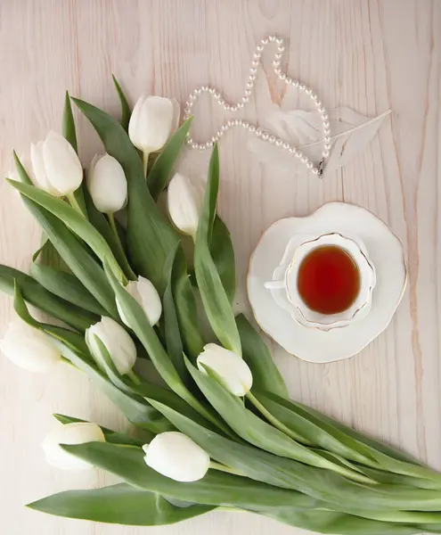 Белые Тюльпаны Чашкой Кофе Белом Фоне — стоковое фото