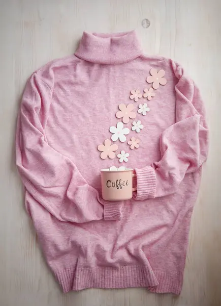 따뜻한 분홍색 스웨터와 꽃이있는 부드러운 아늑한 — 스톡 사진