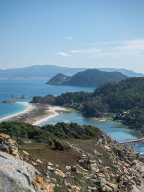 Hawaii 'deki Kaui Adası' nın huzurlu Napali Sahili manzarası görkemli dağları ve sakin okyanus sularıyla engebeli bir kıyı şeridi. Bu güzel ortam maceralı bir tatil için mükemmel..