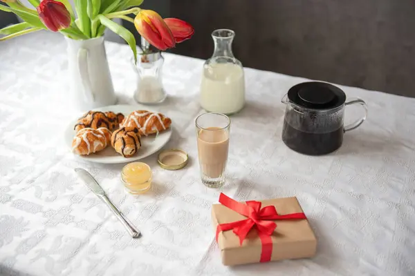 传统的早餐概念 咖啡和礼物 — 图库照片#