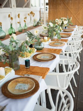 Çiçek desenli güzel bir masa.