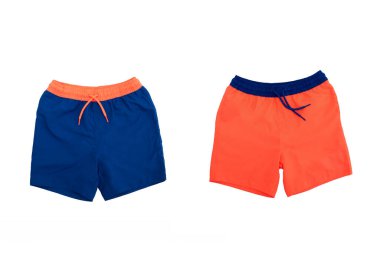 Beyaz arka planda iki yüzme şortu.