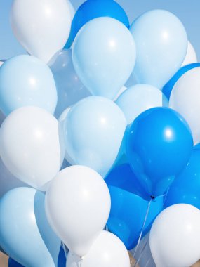 Açık mavi balonlar arka planda, yumruklayıcı pastel renkli ve yumuşak odaklı. Parti balonları çocuklar için fotoğraf duvarı doğum günü süslemesi. Düğün için arka plan, yıldönümü, doğum günü.