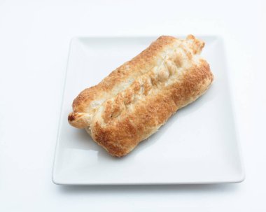 Beyaz arkaplanda elmalı turtalar.