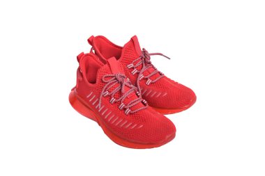 Beyaz arkaplanda kırmızı koşu ayakkabıları izole edildi