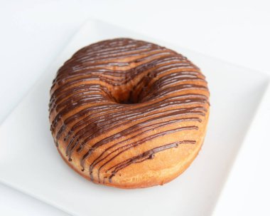 İzole edilmiş çikolatalı çörekler, beyaz çizgili kahverengi çörekler, beyaz arka planda kakaolu çörekler.