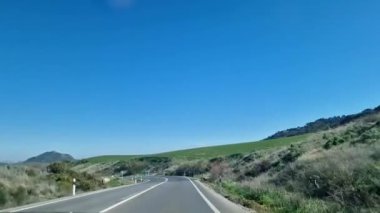 Bir araba yolda gidiyor..