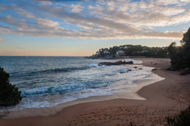 Deniz manzaralı güzel bir şehir ve gün batımında