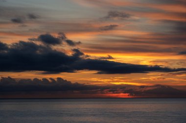 Lüks, yumuşak, hafif, turuncu, altın bulutlar ve mavi gökyüzünde güneş ışığı. Arka plan için mükemmel. Alacakaranlık 'ın tadını çıkar.