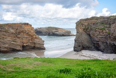 Kuzey İspanya'günbatımı ışık, katedraller beach Atlantik Okyanusu, Cantabric sahil Lugo, Galiçya, İspanya - Playa de las Catedrales adlı ünlü plaj havadan görünümü
