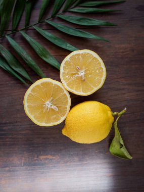 Tahta masada taze olgun limonlar. Kopyalama alanı olan üst görünüm