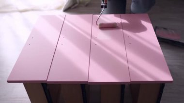 Yatağın başucundaki masanın raflarına pembeyle boyadıkları bir video.