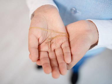 Bir Katolik haçı çocukların elinde.