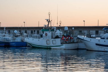 Roquetas de Mar, Almerya, Endülüs, İspanya 12 Eylül 2024: şafak vakti limanda tekneler
