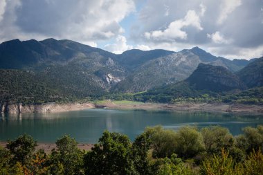 İspanya 'nın Galiçya' daki güzel manzarası Dağlarla dolu nehirde.