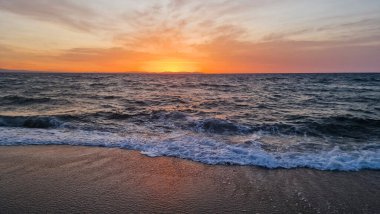 Bulutlu akşam gökyüzü manzarası. Günbatımı gökyüzü arkaplanı, aydınlık bulutlu gündoğumu gökyüzü. Güzel akşam gündoğumu denizin üstünde
