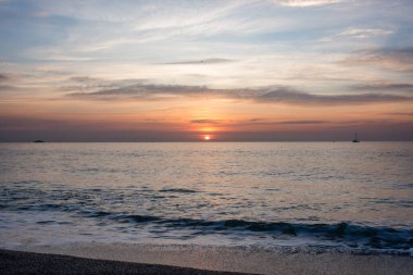 Mavi deniz güzel gökyüzü ve güneş Endonezya 'da.