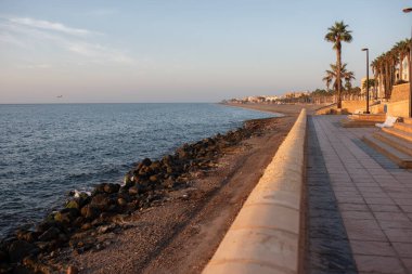 Akdeniz kıyısında deniz kenarı gezintisi. İspanya