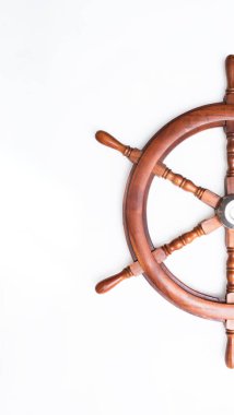 Beyaz arkaplanda gemi çarkı izole edildi.