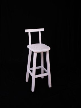 Siyah arka planda beyaz sandalye.