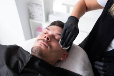 bir erkekte Güzellik Salonu.