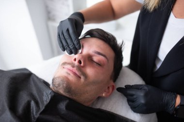 bir erkekte Güzellik Salonu.