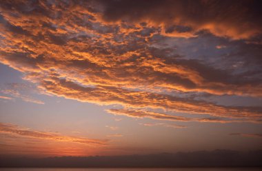 Okyanus ve yelkenlilerin üzerinde güzel günbatımı manzarası