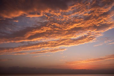 Bulutlu dramatik günbatımı gökyüzü. Denizin üzerinde dramatik gün batımı.