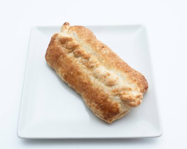 beyaz zemin üzerine elmalı turta.