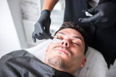 bir erkekte Güzellik Salonu