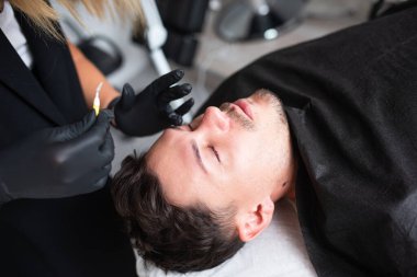 bir erkekte Güzellik Salonu