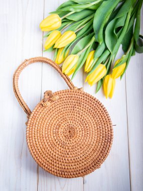 Taze lalelerle dolu saman torbası hafif bir zemin üzerinde duruyor..