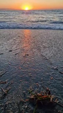 Güneş, denize batıyor. Görüntü akışını hızlandırmak mümkün. Sosyal medya için dikey video.