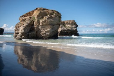 İspanya'nın kuzeyindeki güzel bir plaj.
