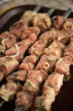 Izgara için hazırlanmış tahta şişler üzerinde çiğ et. Çiğ kebap..