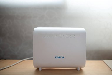 Roquetas de Mar, Almeria, Endülüs, İspanya 27 Mart 2025: Tahta arka planda DIGI 'den beyaz bir yönlendirici.