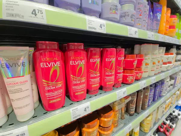 Roquetas de Mar, Almeria, Endülüs, İspanya 27 Mart 2025: farklı markaların şampuanları marketteki bakım ürünleriyle birlikte raflarda duruyor.