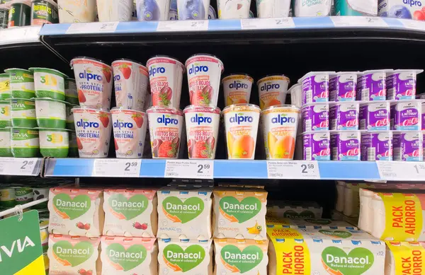 Roquetas de Mar, Almerya, Endülüs, İspanya 27 Mart 2025: mağazadaki raflarda farklı yoğurtlar.