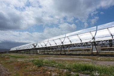 Enerji üretimi için güneş panelleri. Endüstri konsepti. Yüksek kalite fotoğraf.