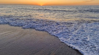 Doğal günbatımı okyanus plaj üzerinde.