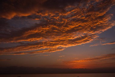 Deniz günbatımının renkleri. Deniz Burnu Doğa Bileşimi. Doğal arkaplan