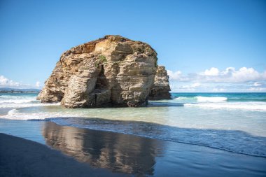 Katedraller Plajı, Ribadeo 'daki Playa las Catedrales, Lugo, Galiçya. İspanya 'nın kuzeyindeki Cantabric sahillerinde kayalık oluşumları. Turist eğlencesi.