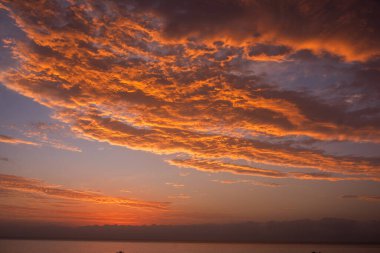 Muhteşem günbatımı ve yumuşak pembe renkli bulutlar. Dokulu gökyüzünün görüntü şablonu. Muhteşem bir duvar kâğıdı. Parlak destansı gökyüzü. Dramatik akşam ışığı ve ateşli turuncu gün batımı. Toprağın güzelliği.