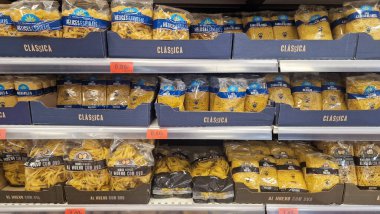 Roquetas de Mar, Almeria, Endülüs, İspanya, 21 Nisan 2025: Mercadona mağazasındaki raflarda çeşitli makarna ürünleri.
